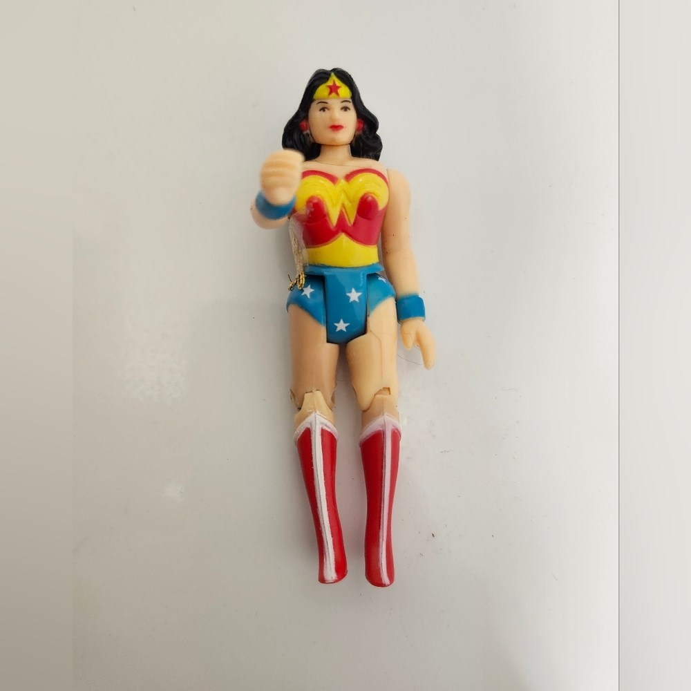 1989 Toy Biz DC Comics Super Heroes Wonder Woman 4.25 in Vintage Action Figure